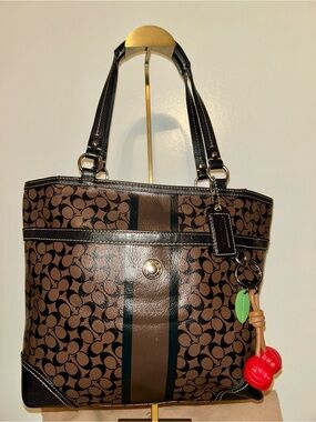 Coach Chelsea Heritage Stripe Signature Tote. Mint Condition